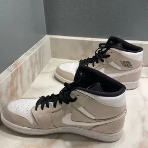 Air Jordan 1 mid desert sand, mens size 11.5- excellent condition. Nike Air Jordan 1 Mid Desert Sand Mens Size 11.5 Sneakers  main image 3